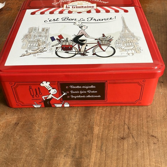 Set of 2 Paris France graphic themed French Biscuit metal Tins - Picture 2 of 13